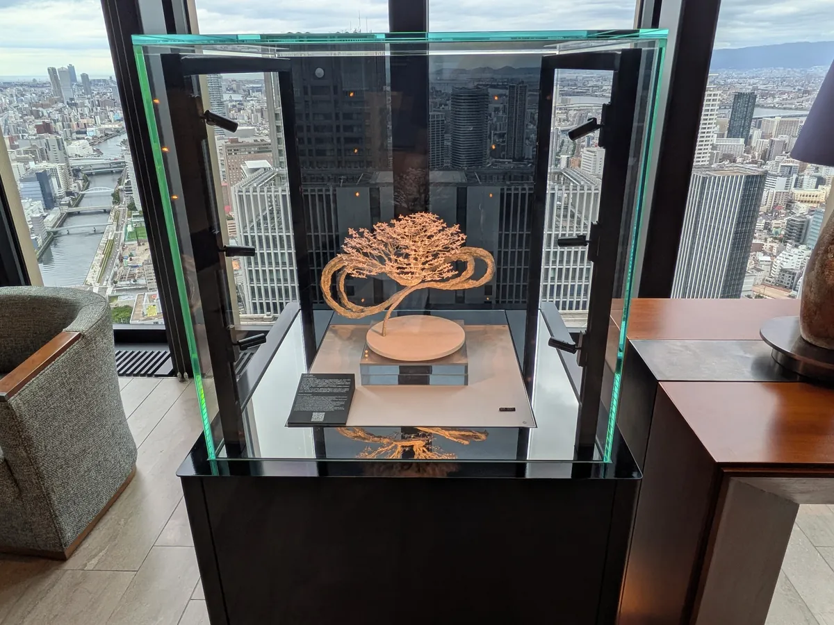 ガラスケースに展示された工芸のオブジェ