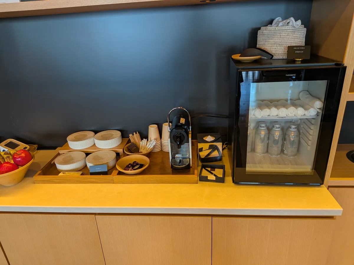 ジム内に用意された缶入りの水とコーヒーマシン