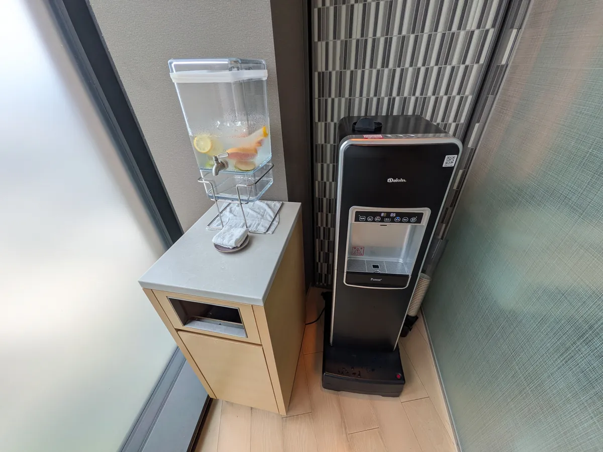 浴室に置かれたウォーターサーバーとデトックスウォーター