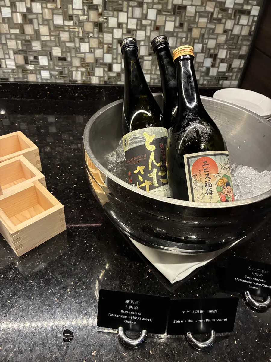 氷桶で冷やされた日本酒とワインのボトル