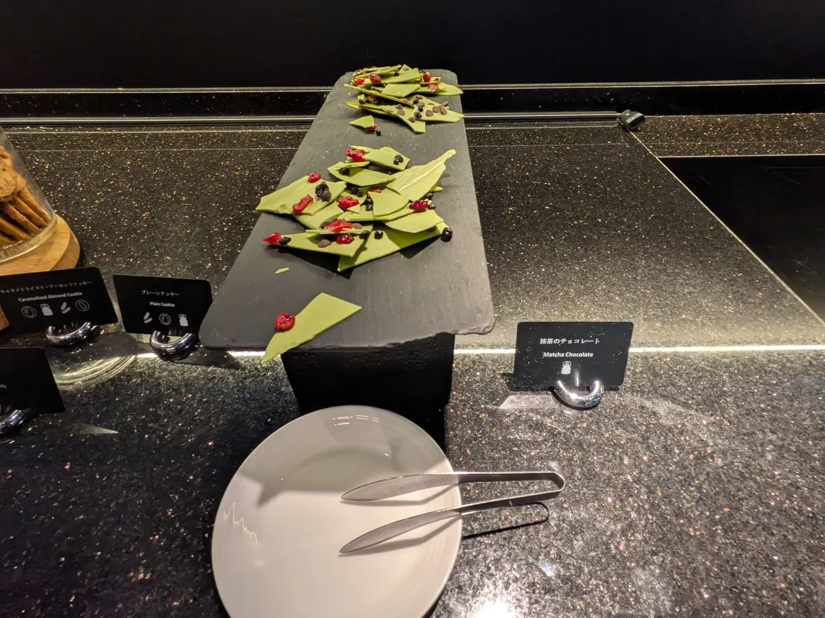 ビュッフェ台に並べられた軽食とサーバー
