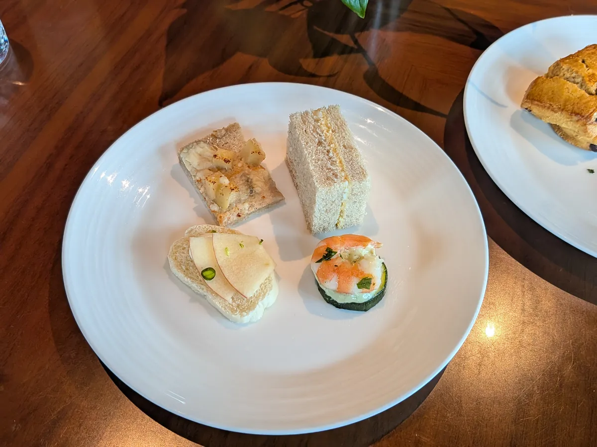 取り皿に取ったカナッペとサンドイッチ