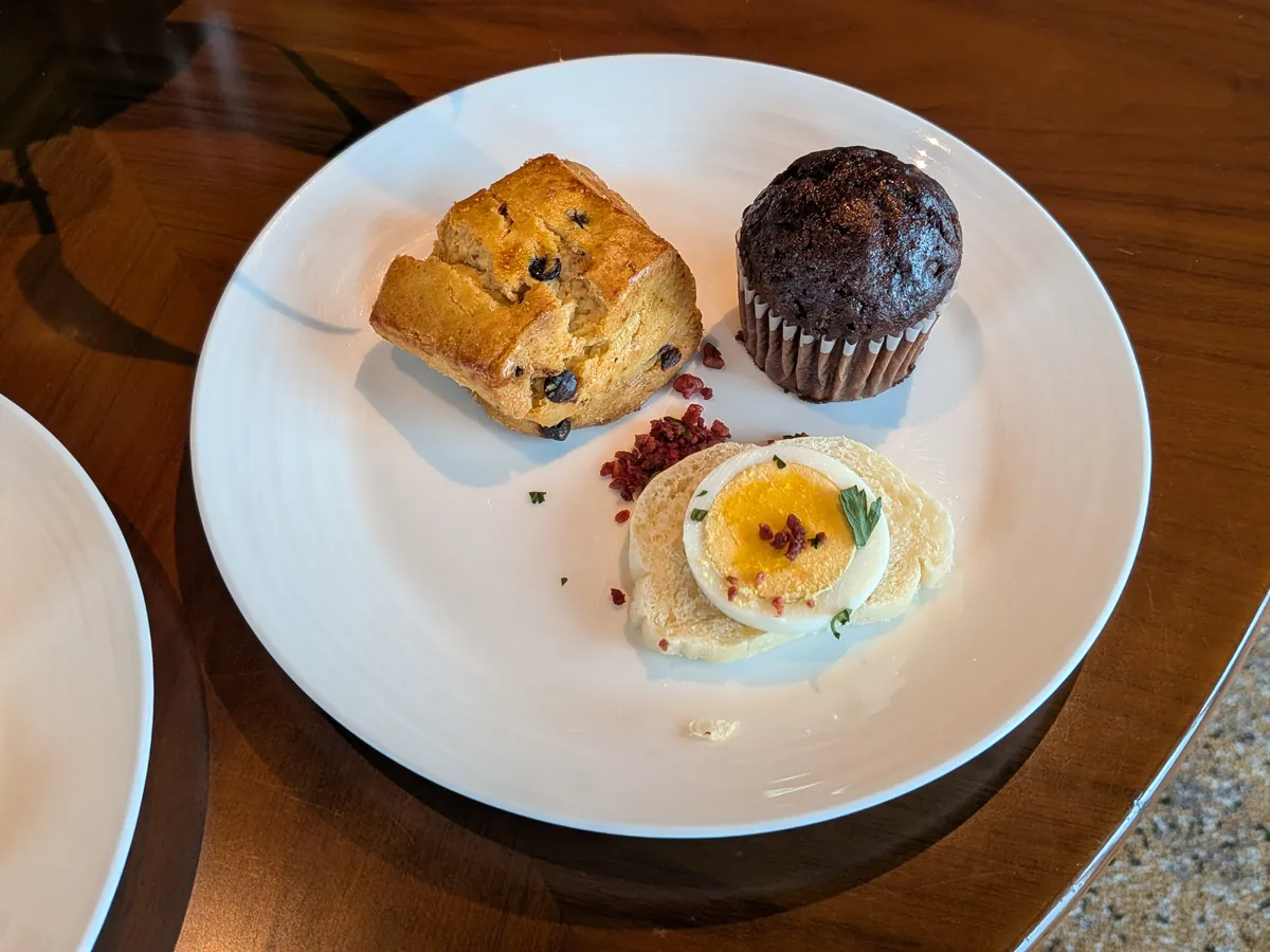 チョコチップ入りスコーン、チョコマフィン、卵のカナッペを盛った取り皿