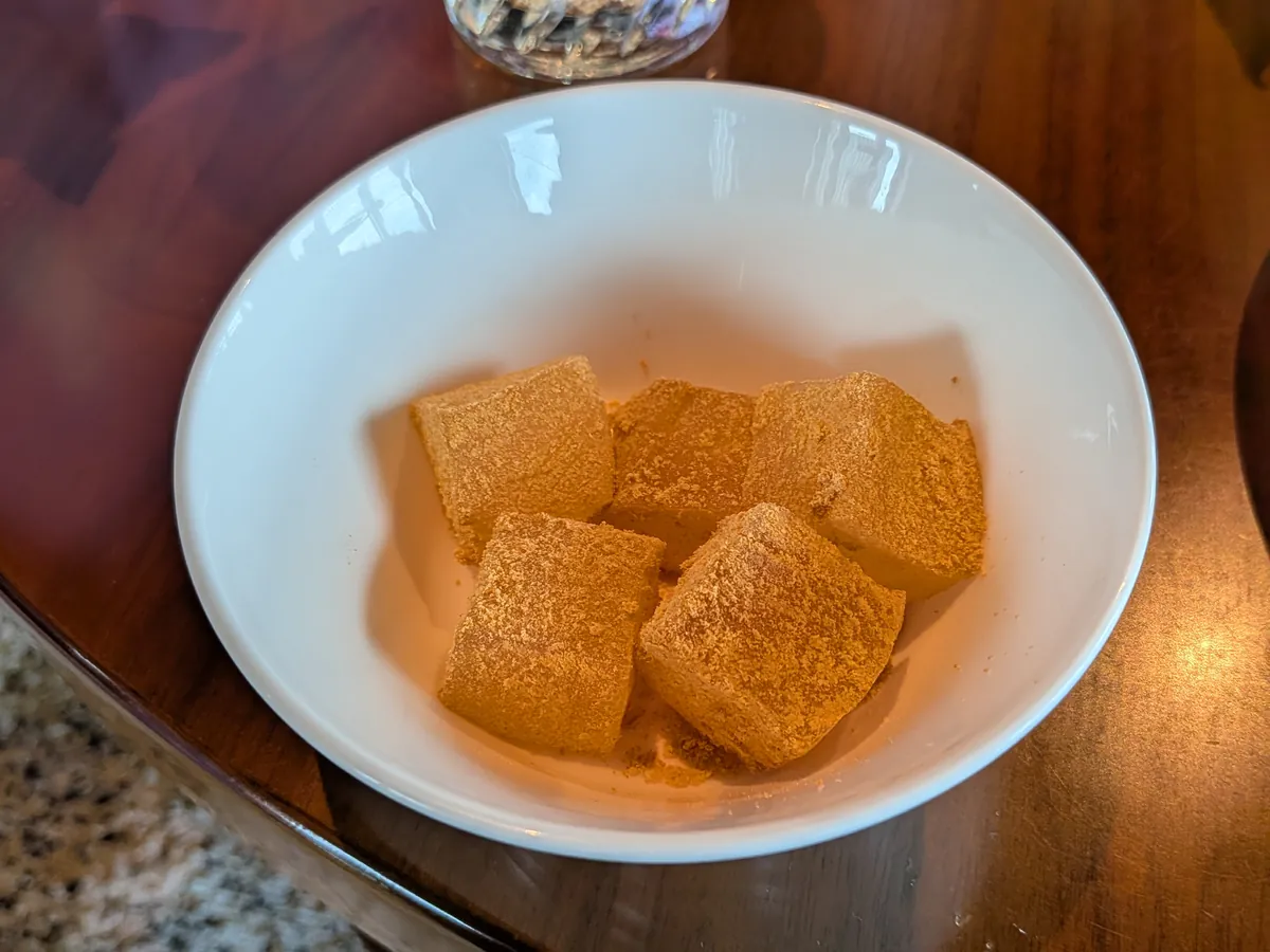 きなこをまぶしたわらび餅を取り分けた白い器