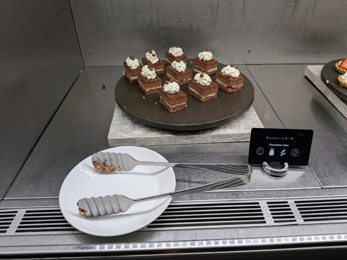 ショーケースに並ぶクリームの小さなケーキ