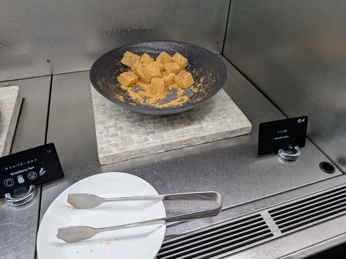 ショーケースに置かれたわらび餅の大皿と「Warabi mochi」のカード