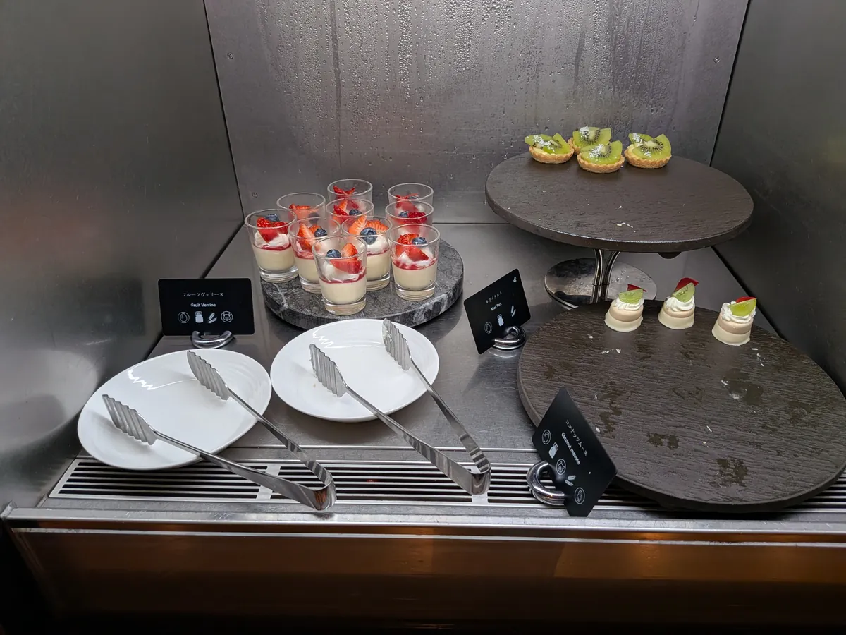 夜のデザートケース。フルーツヴェリーヌ、キウイタルト、ココナッツムース