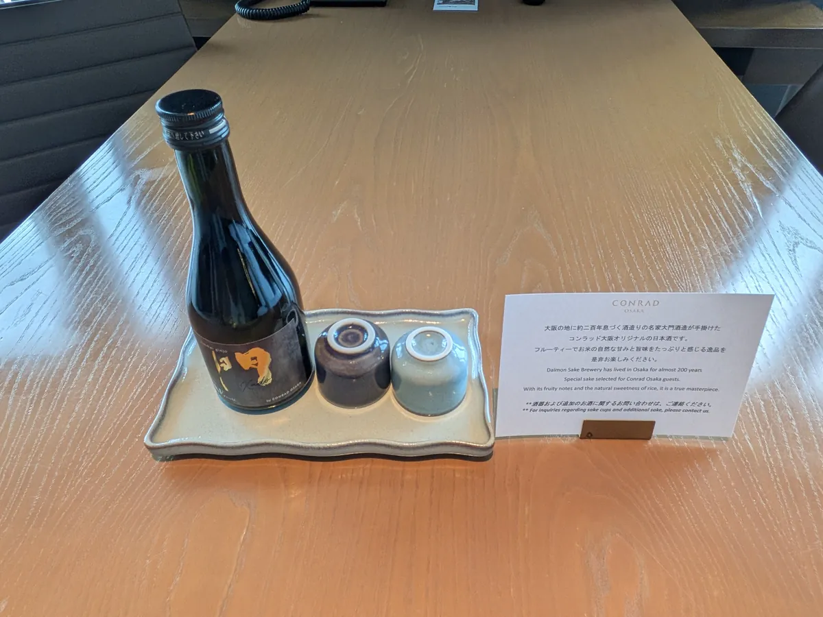 ウェルカムドリンクのコンラッド大阪オリジナル日本酒と酒器、大門酒造の説明カード