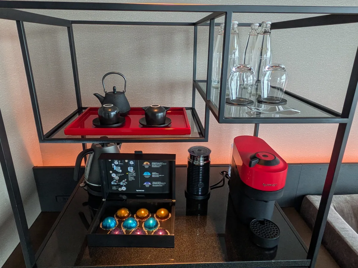 客室のミニバー棚。ネスプレッソマシンと急須・茶器のセット