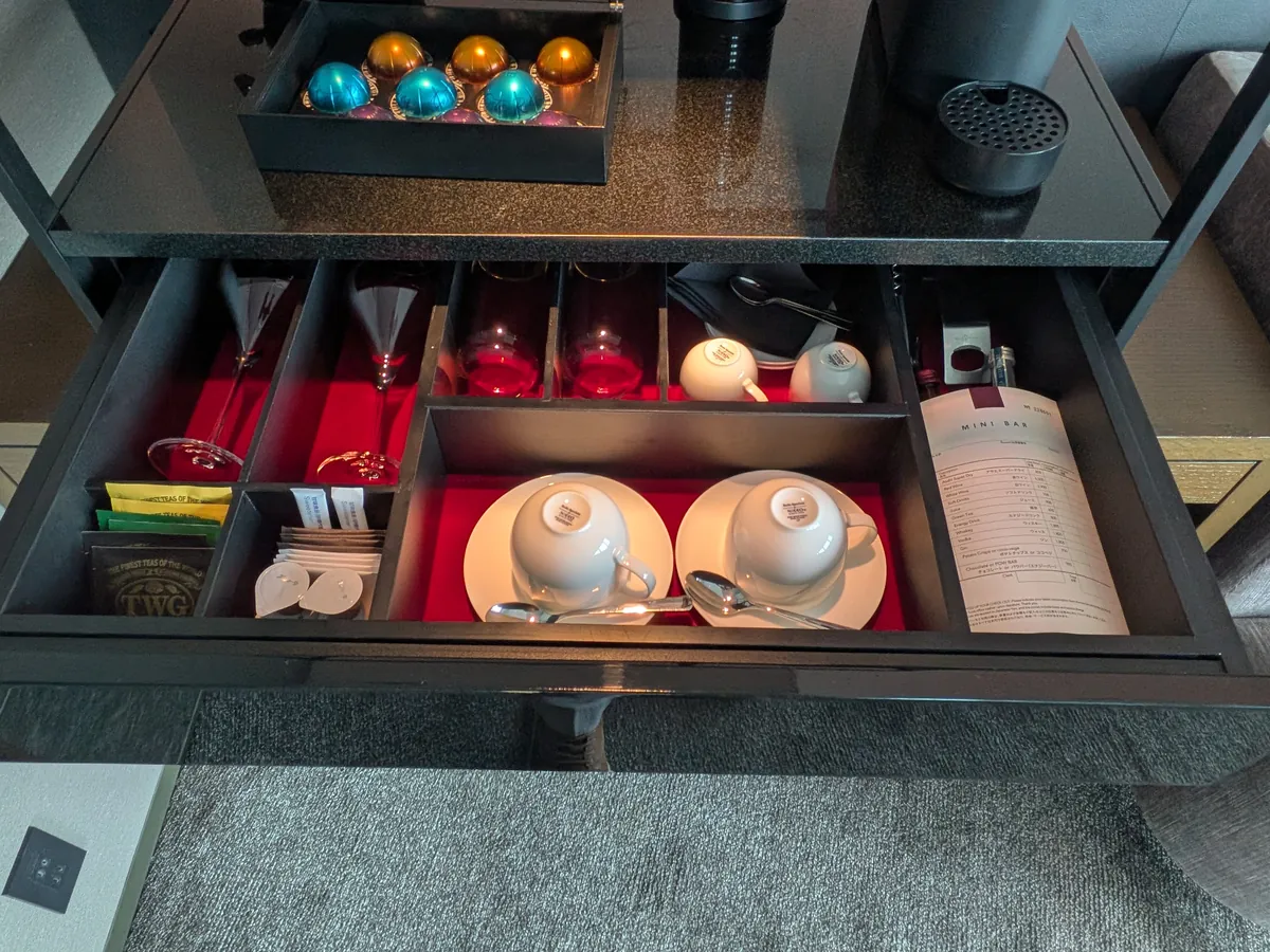 引き出しに収められたカップとティーバッグ、コーヒーカプセル