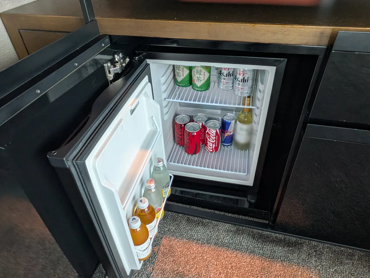 ソフトドリンクとビールが並ぶ客室の冷蔵庫