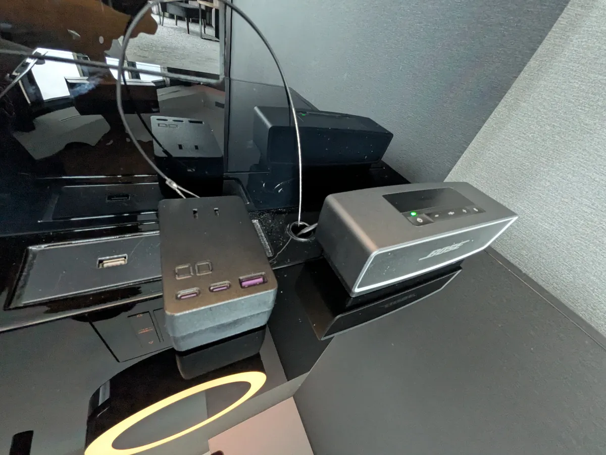 客室のライティングデスクと照明、Boseのスピーカー