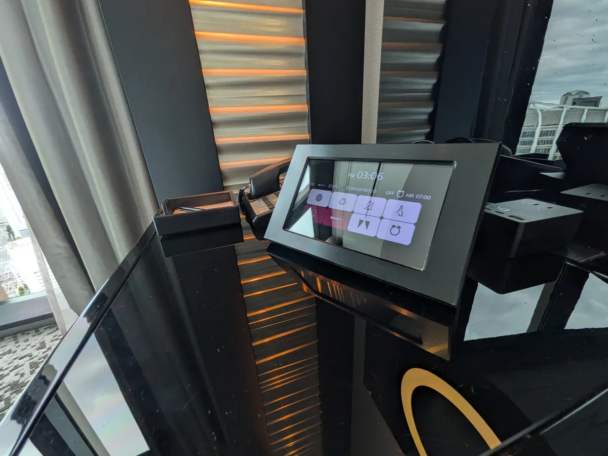 カーテンや照明を操作できる枕元の据え付けタブレット端末