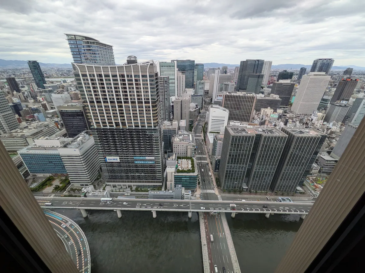 地上200メートルから見た大阪の街並みと堂島川（昼）
