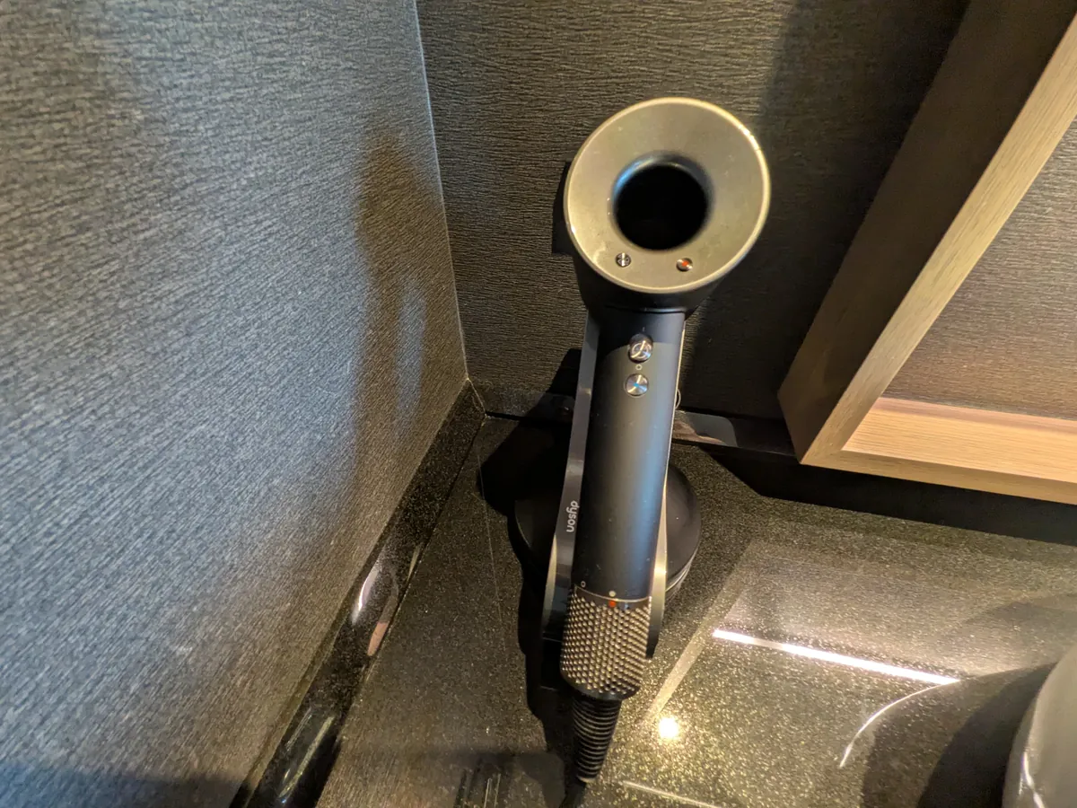 客室に備え付けられたダイソンのヘアドライヤー
