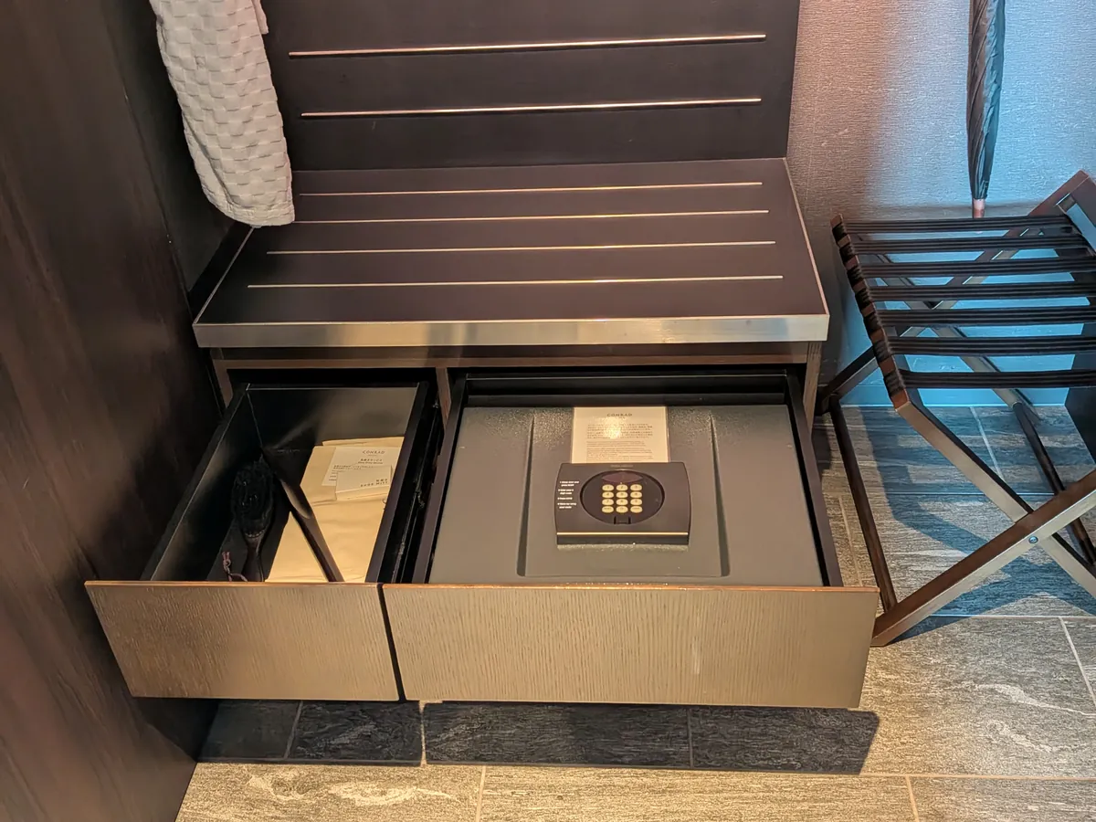 荷物置きのベンチとセーフティボックスが入った引き出し