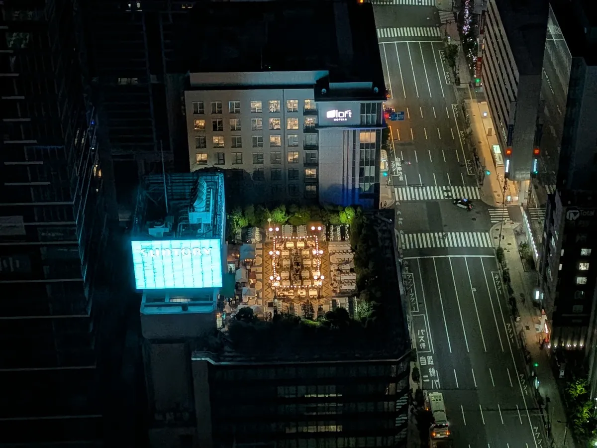 客室の窓から見た大阪の夜景。眼下のビルの明かりが広がる