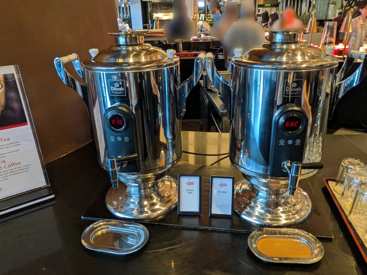 テタレとネスカフェタレを提供する銀色のドリンクディスペンサー
