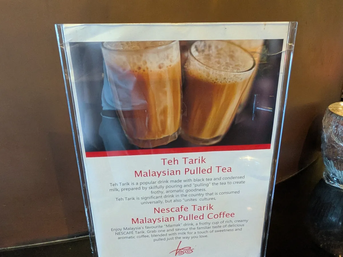 テタレ(Teh Tarik/マレーシアの引っ張って作るミルクティー)とネスカフェタレの説明札