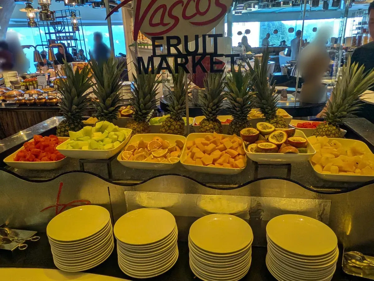 「Vasco's FRUIT MARKET」の看板が掲げられた市場風のフルーツコーナー