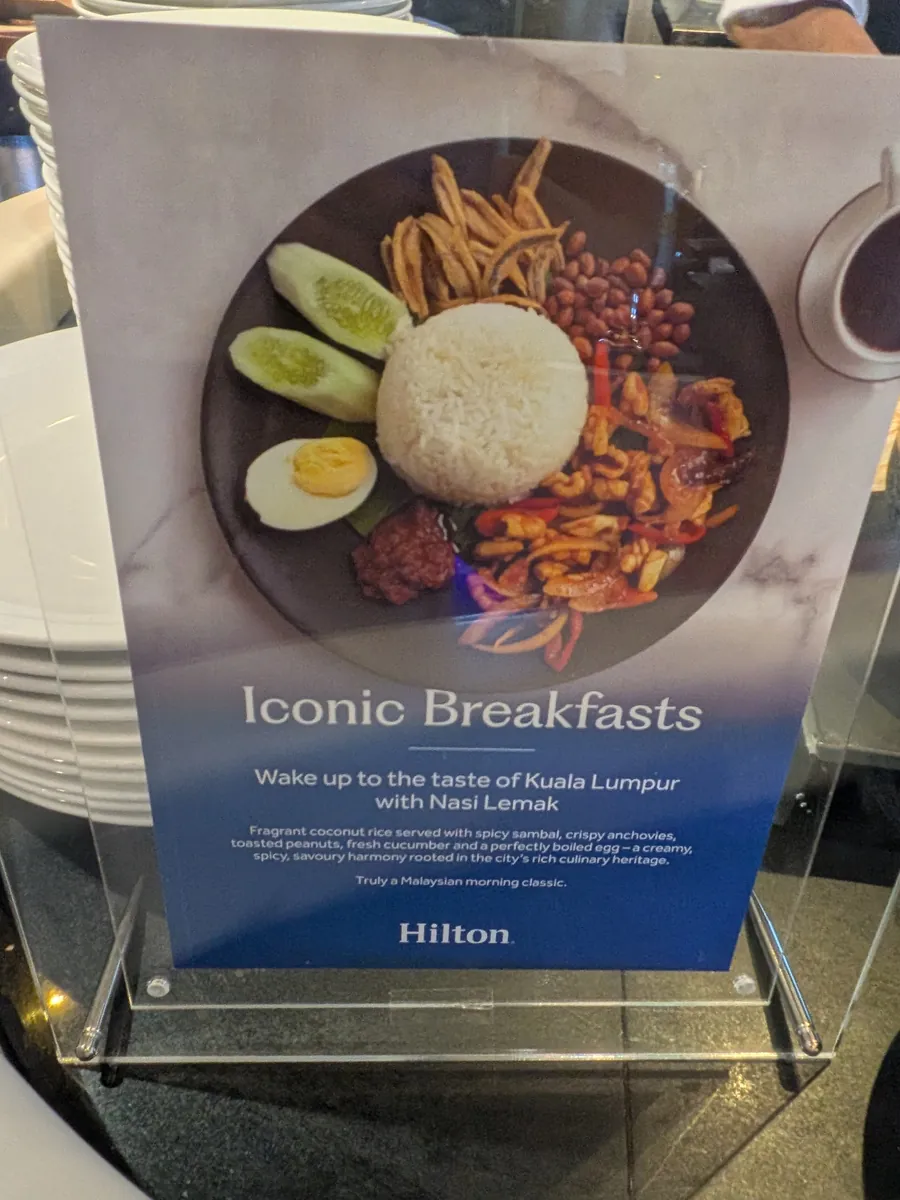 ナシレマを主役に据えた「Iconic Breakfasts」の案内札