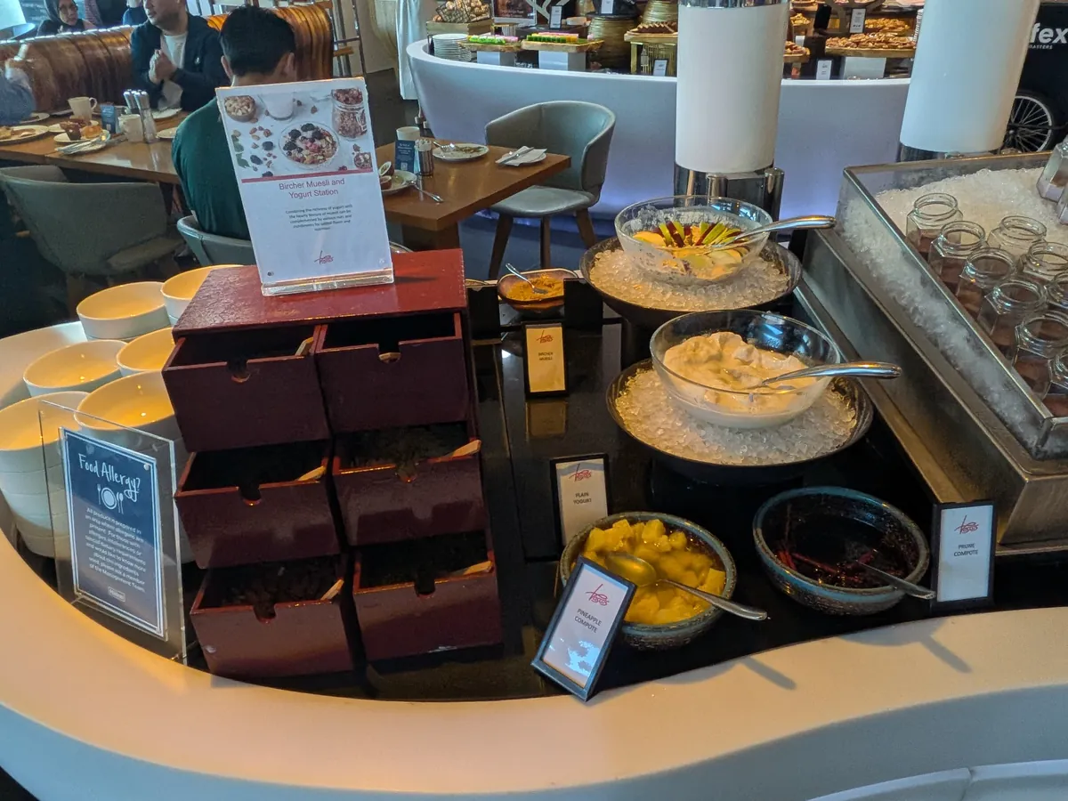 チョコレート系の焼き菓子が並ぶデザートコーナー