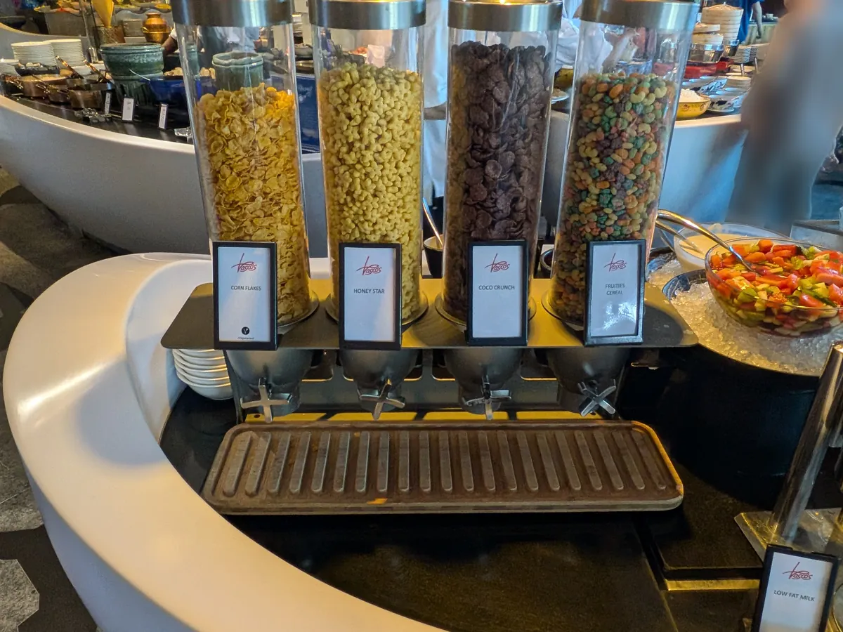 シリアルのディスペンサーとトースターが並ぶ洋食コーナー