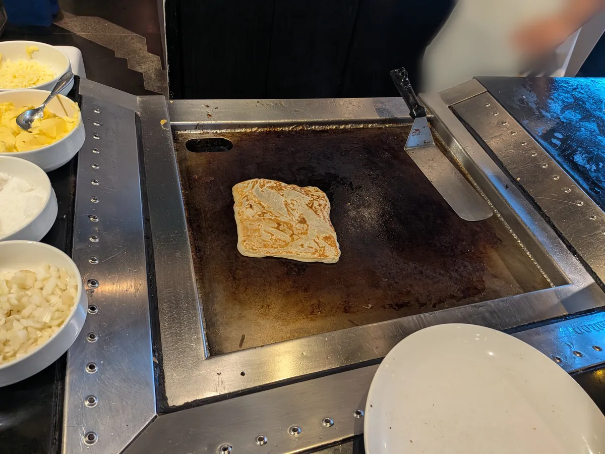 鉄板の上で焼かれるロティチャナイの生地