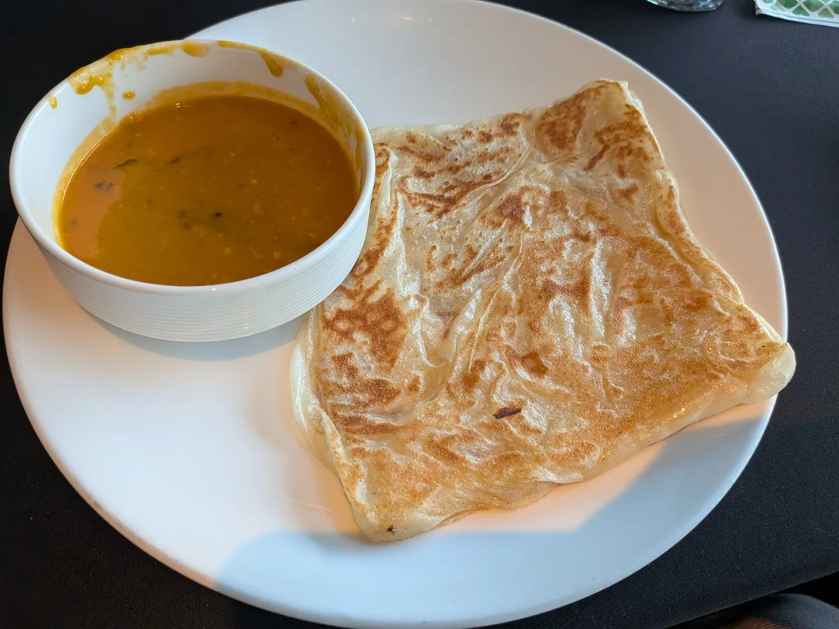 焼き上がったロティチャナイと、浸して食べるカレーのボウル