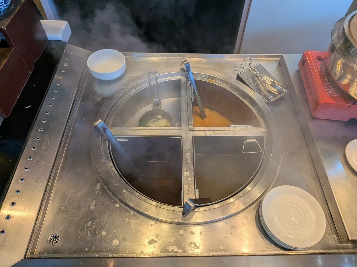 麺を茹でるヌードルバーの調理設備