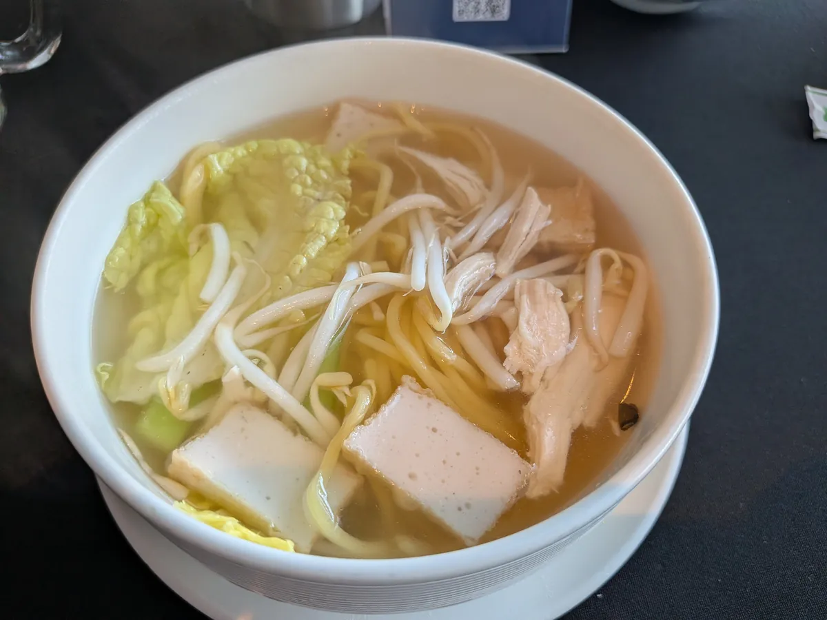 ヌードルバーで作ってもらったチキンスープの麺。白菜と鶏肉が入っている
