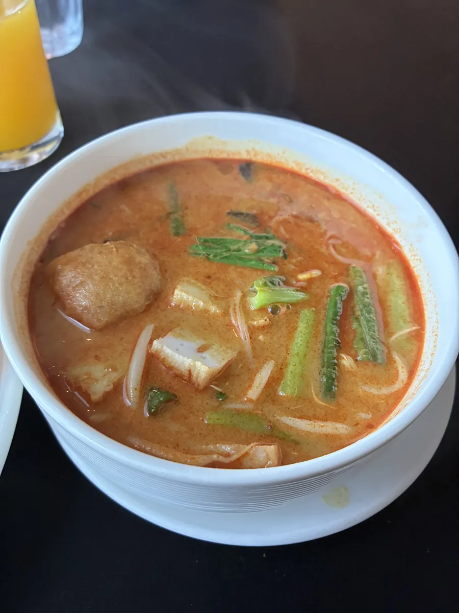 スパイスの効いた濃いスープの麺料理