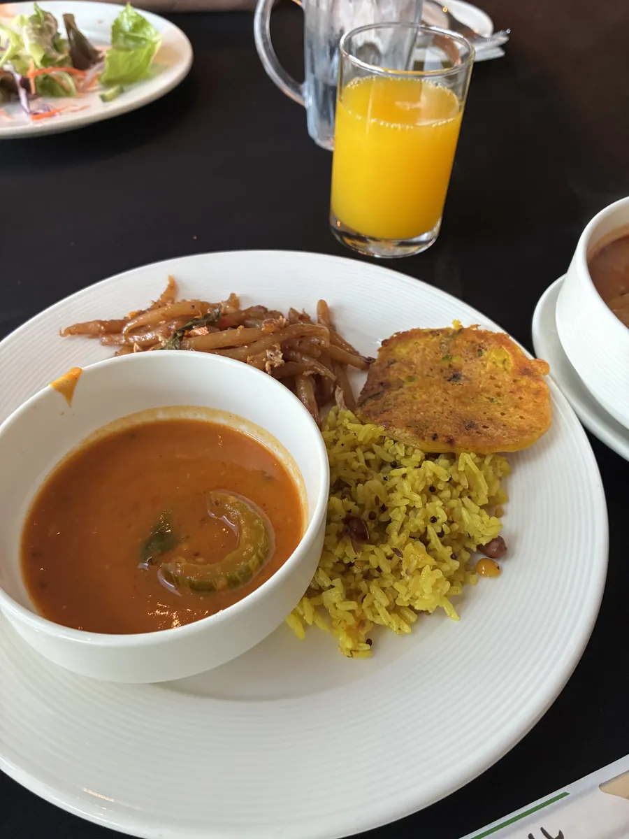 カレーをかけたご飯のワンプレートとオレンジジュース