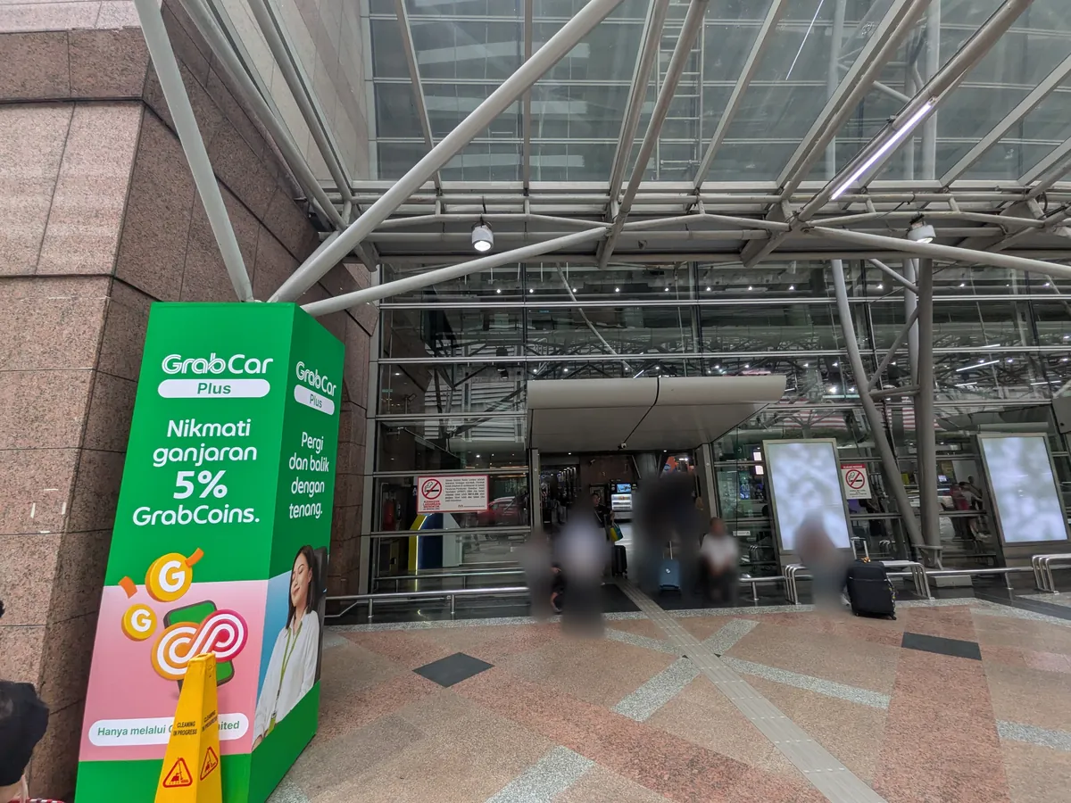 KLセントラル駅前のGrabCar Plus乗り場の案内サイン