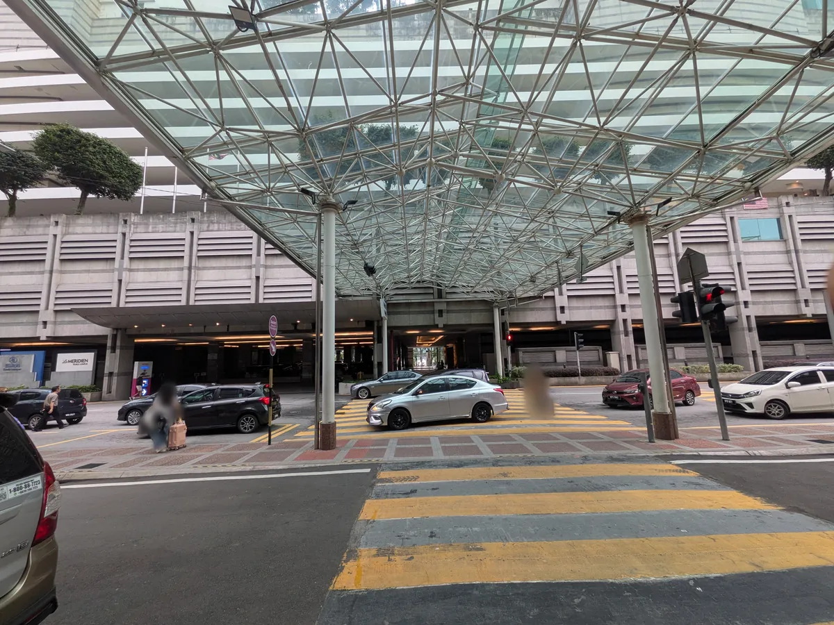 KLセントラル駅とホテルをつなぐ屋根付きの通路と横断歩道