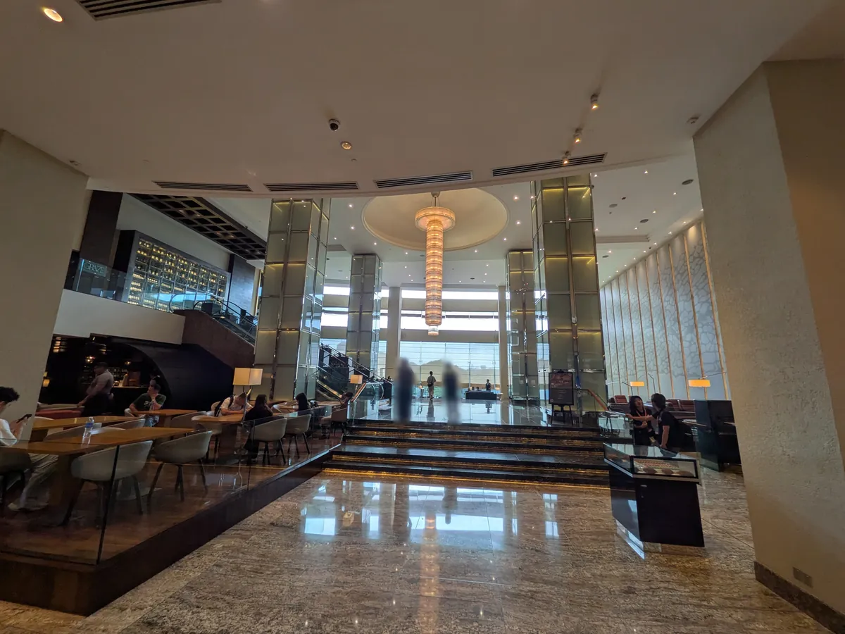 天井の高いロビーフロアの全景