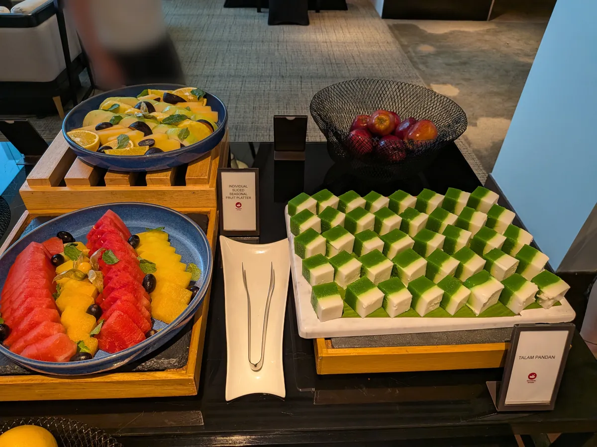 寿司風の一皿とフルーツの盛り合わせ