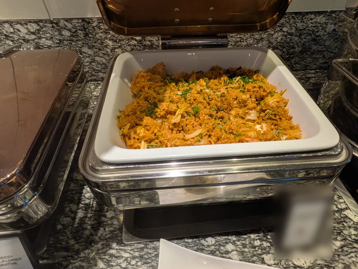 スパイスの効いた黄色い米料理