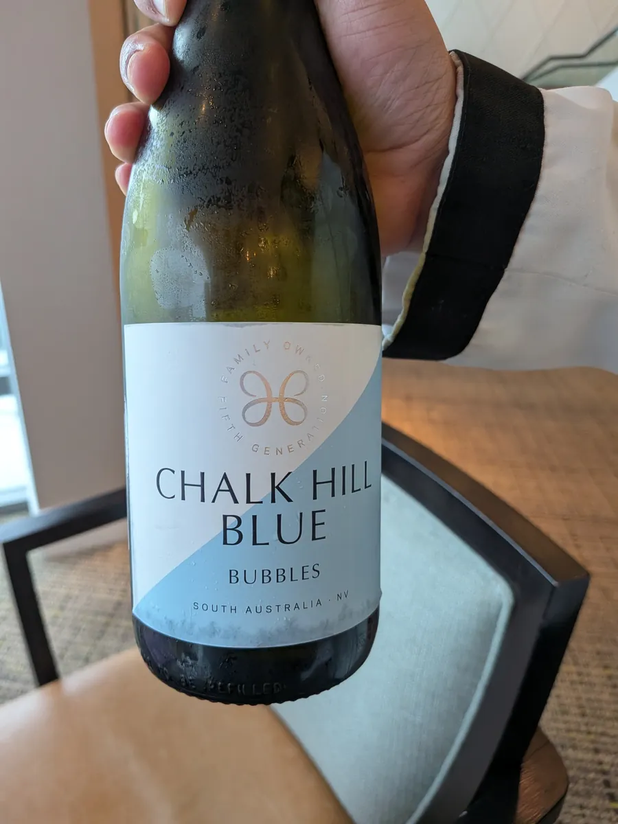 ラウンジで提供されていた白ワイン「CHALK HILL BLUE」のボトル