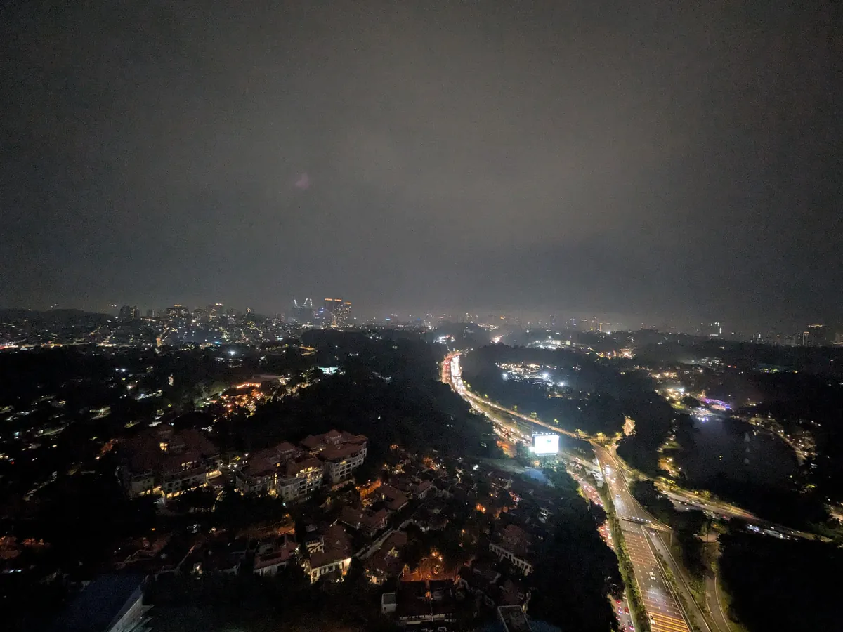 夜のクアラルンプール。谷筋に沿って街の明かりが川のように連なる