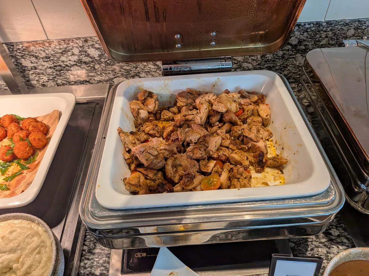 チェーフィングディッシュに盛られたチキンの温菜