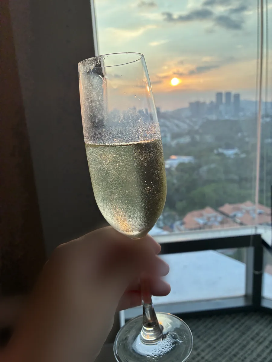 夕暮れの窓を背にしたシャンパングラス