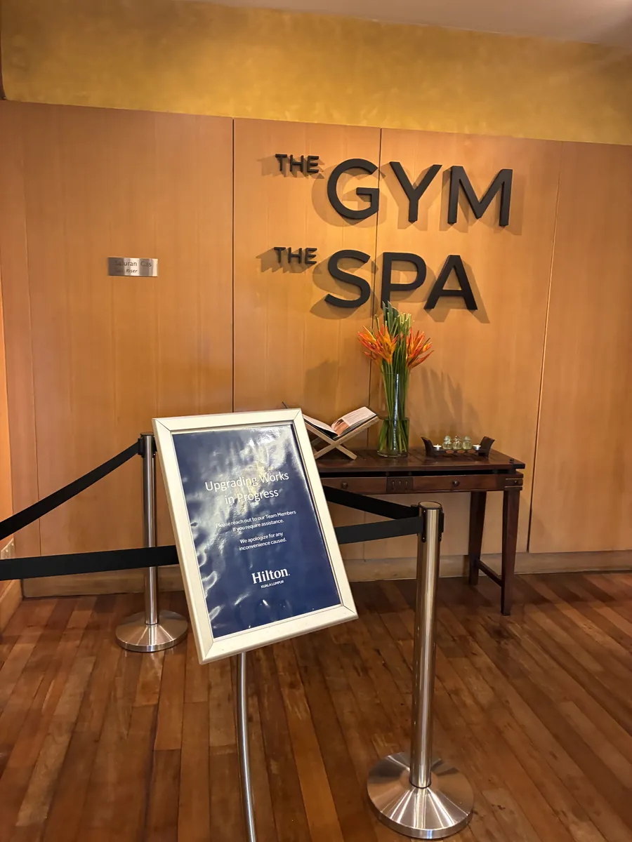 「THE GYM/THE SPA」と壁に記された受付エリア