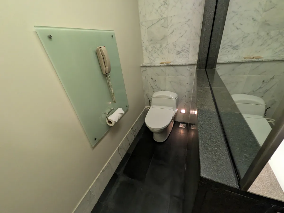 ヒルトン・クアラルンプール35階客室の独立したトイレ個室。ガラス仕切りの奥に便器が見える