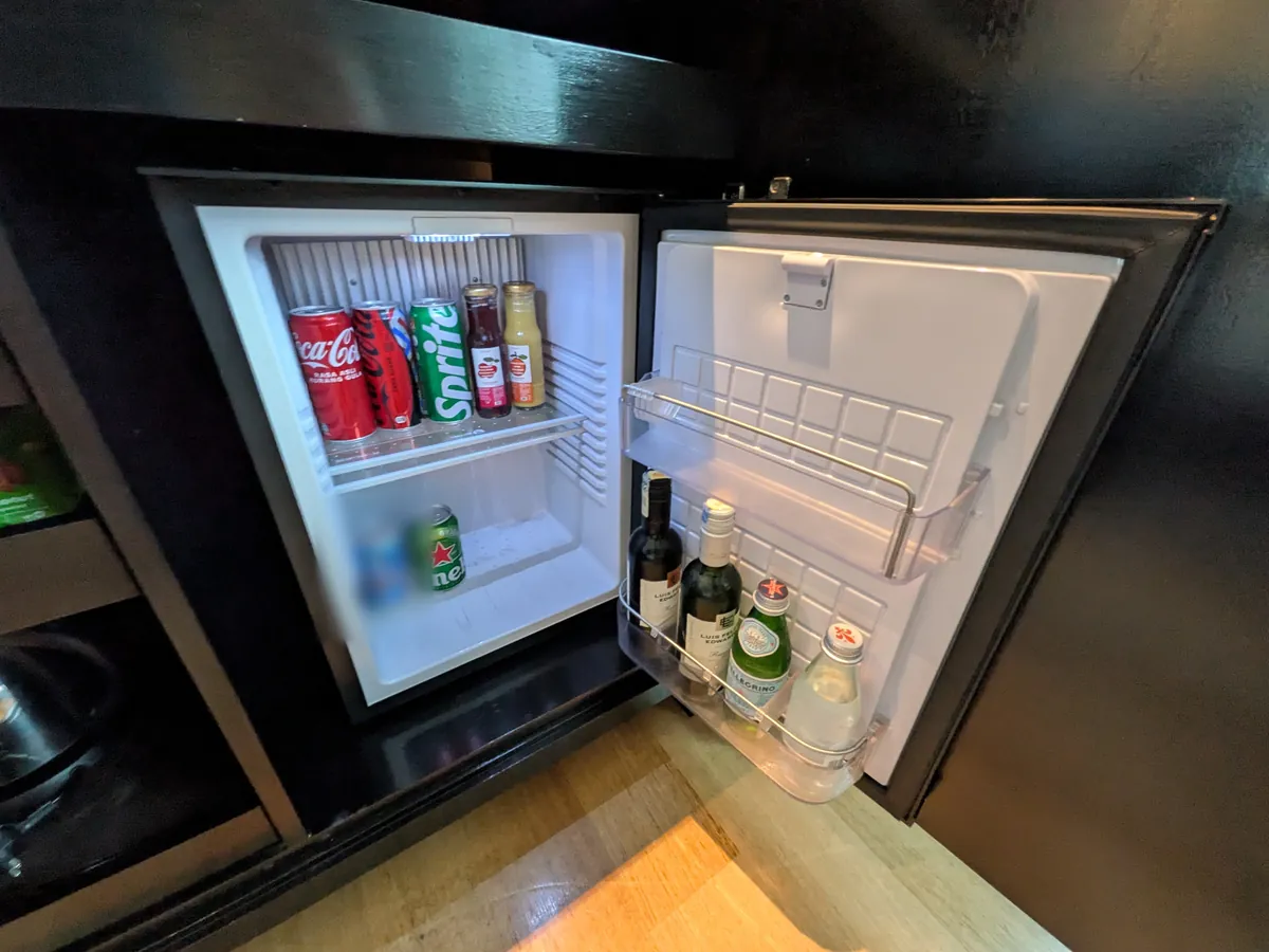 ミニバーの冷蔵庫の中身。炭酸飲料とビールが並ぶ