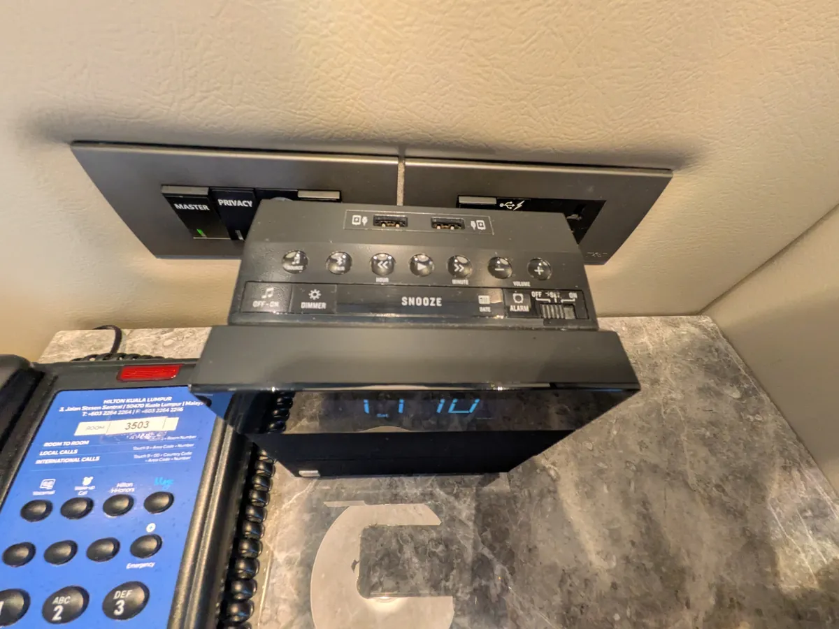 テレビ下のコントロールパネルと電話機
