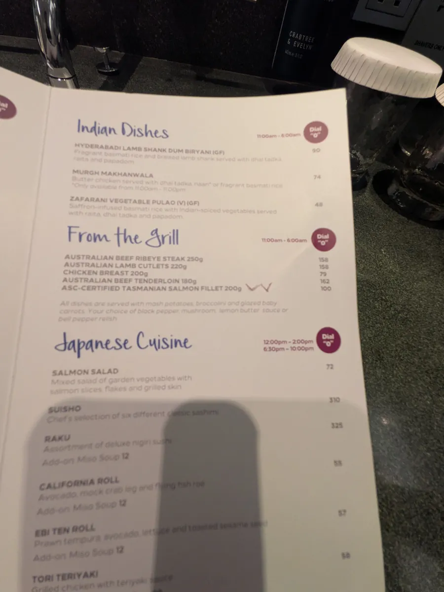 客室に置かれたルームサービスのメニュー。インド料理・グリル・日本料理の項目が並ぶ