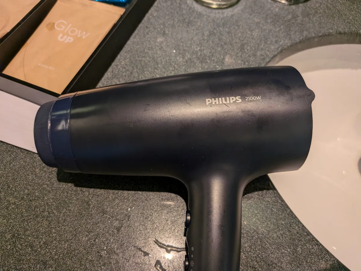 洗面台に用意されたフィリップス製のヘアドライヤー