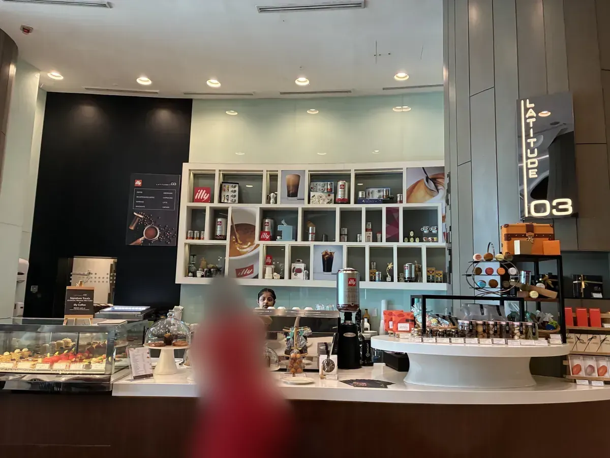 ロビー階のカフェLatitude 03のカウンター。illyのコーヒーとデリケースが並ぶ