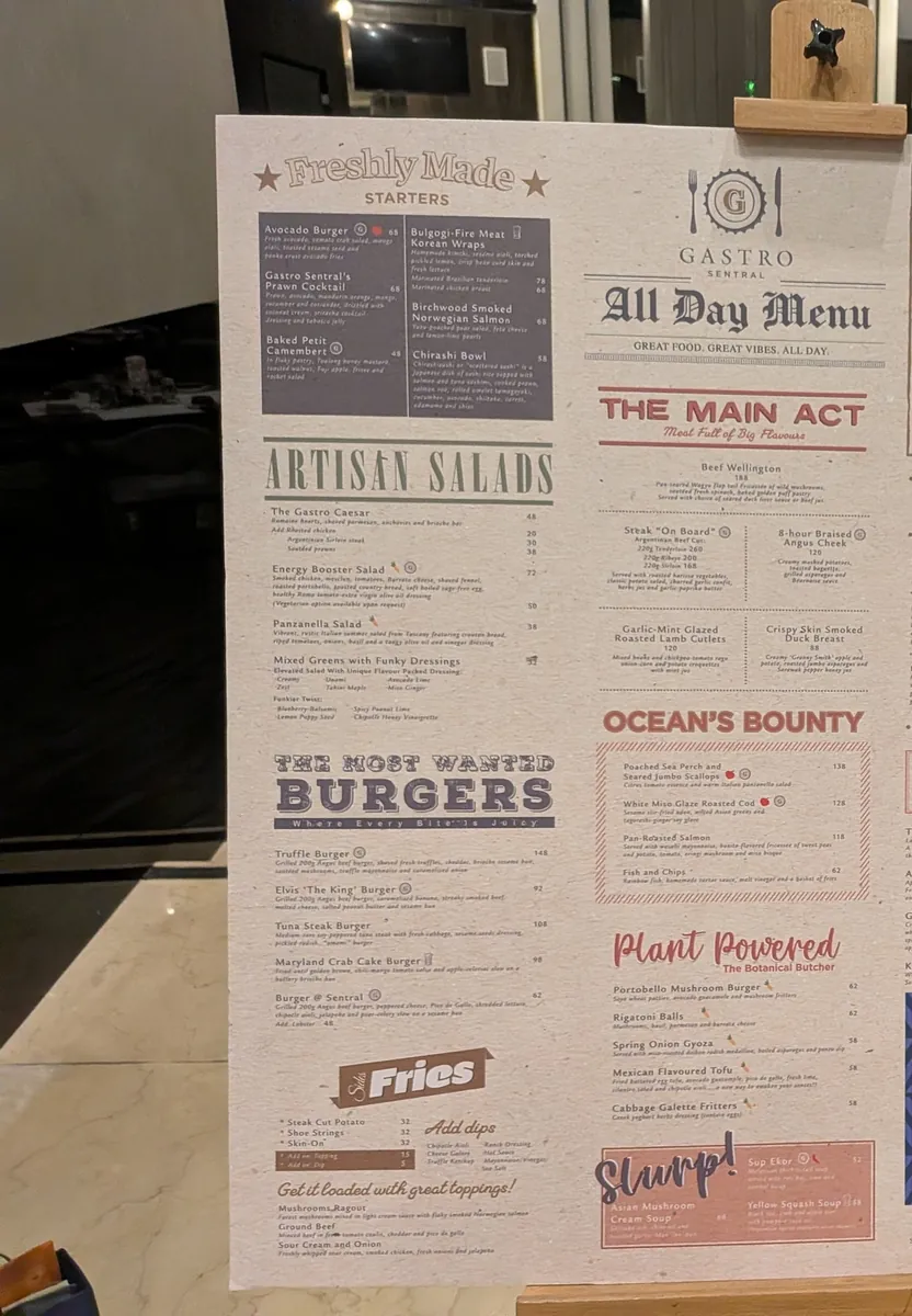 Gastro SentralのAll Day Menuのボード。バーガーとアーティザンサラダが並ぶ